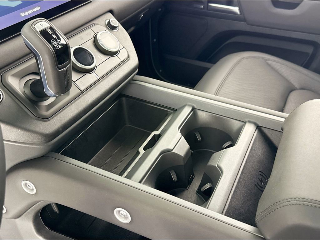 Used 2025 Land Rover Defender 110 X-Dynamic SE image 19