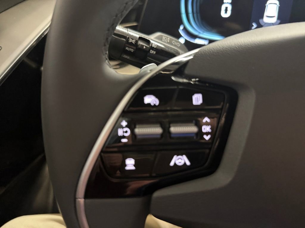 Used 2025 Kia Niro EX Touring image 26