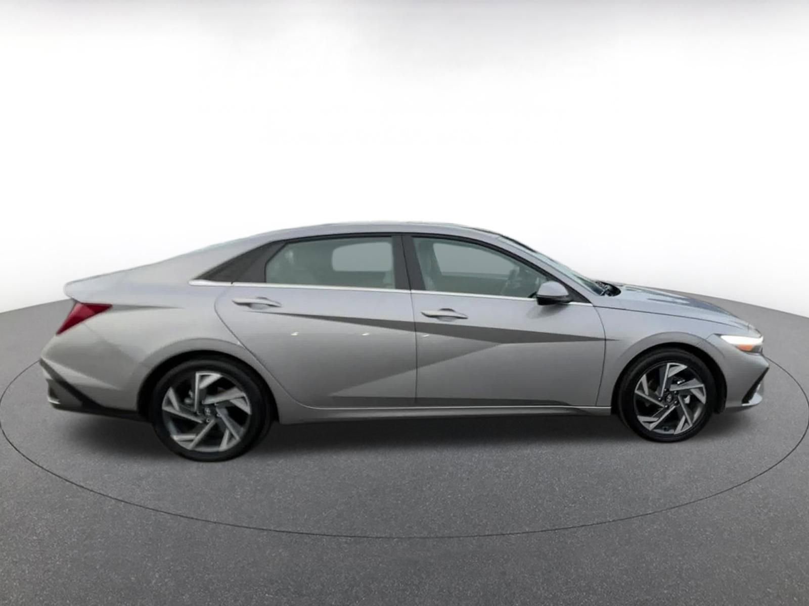 Used 2025 Hyundai Elantra Limited image 16