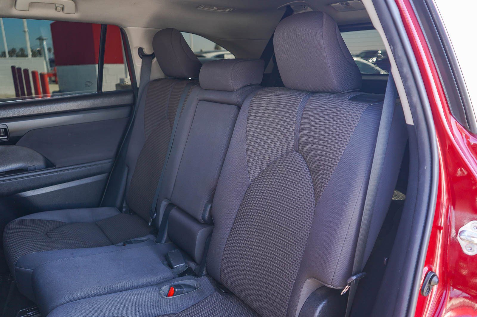 Used 2021 Toyota Highlander LE image 19