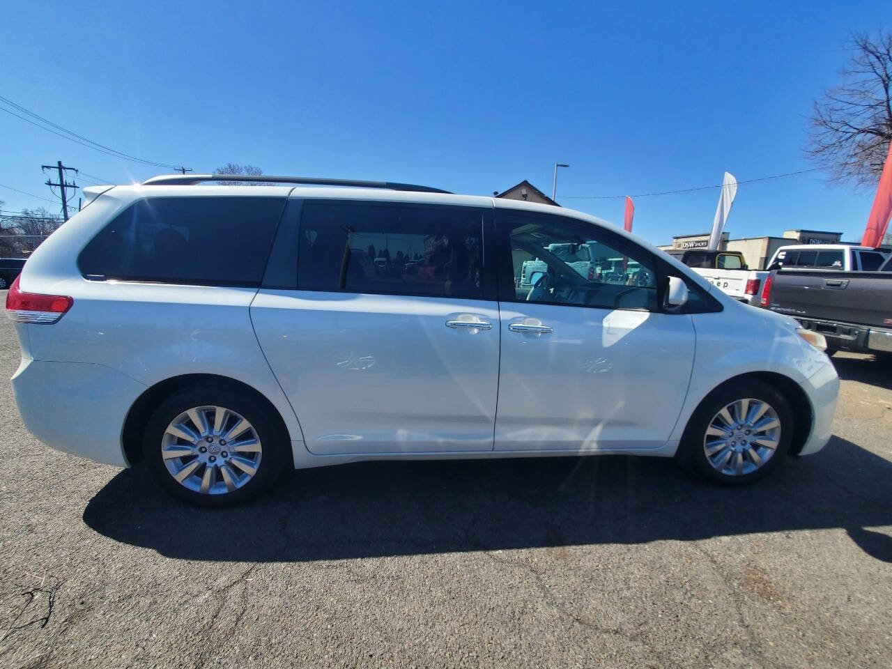 Used 2012 Toyota Sienna Limited w/ Premium Pkg AWD/4WD image 6
