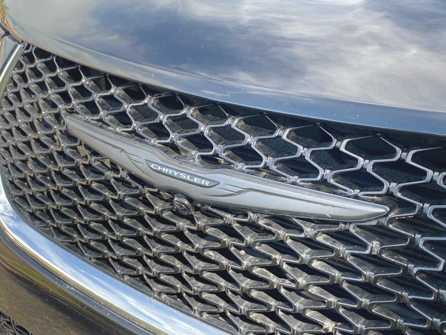 Used 2025 Chrysler Pacifica Limited FWD image 30