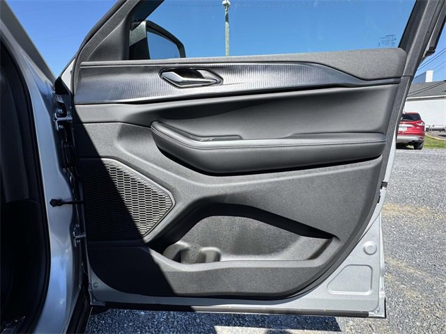 New 2025 Jeep Grand Cherokee Laredo w/ Luxury Tech Group I image 12