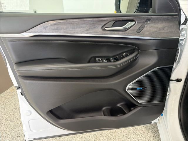 Used 2023 Jeep Grand Cherokee Overland w/ Adv Protech Group III image 8