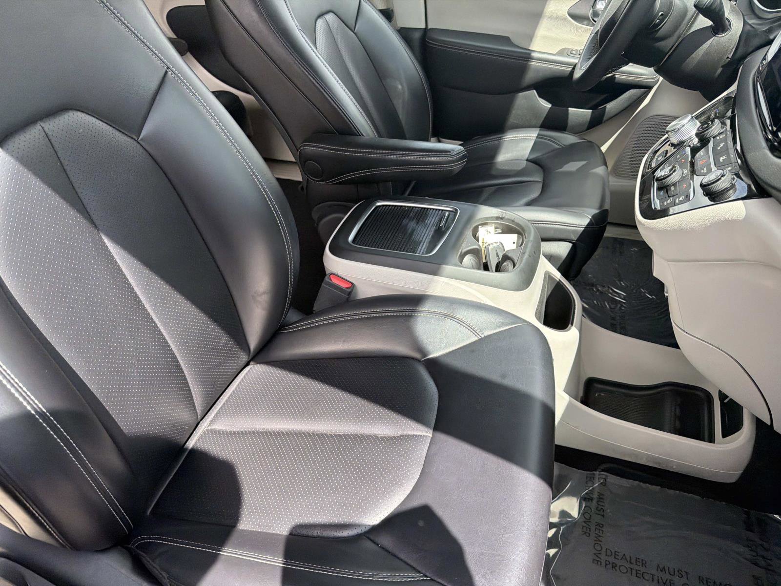 Used 2023 Chrysler Pacifica Touring-L FWD image 24