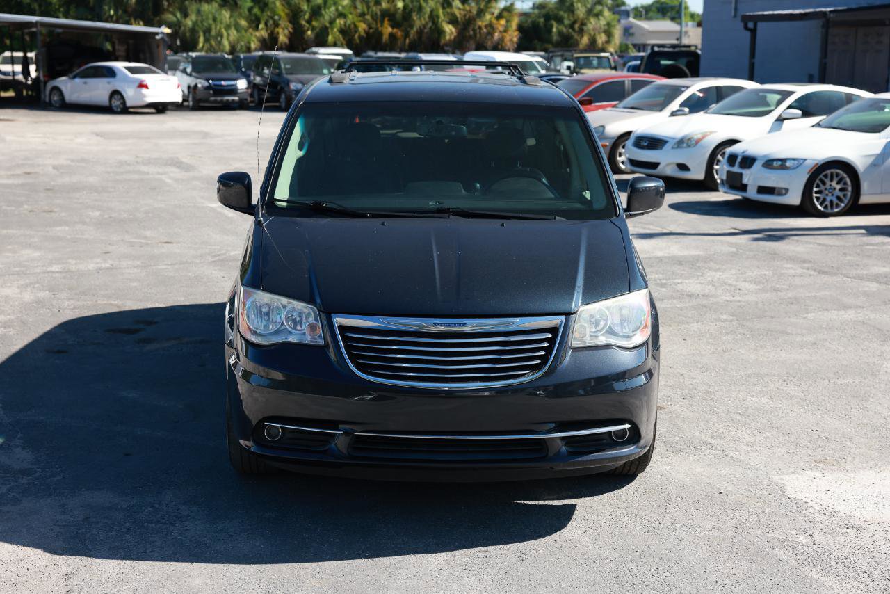 Used 2014 Chrysler Town & Country Touring FWD image 19