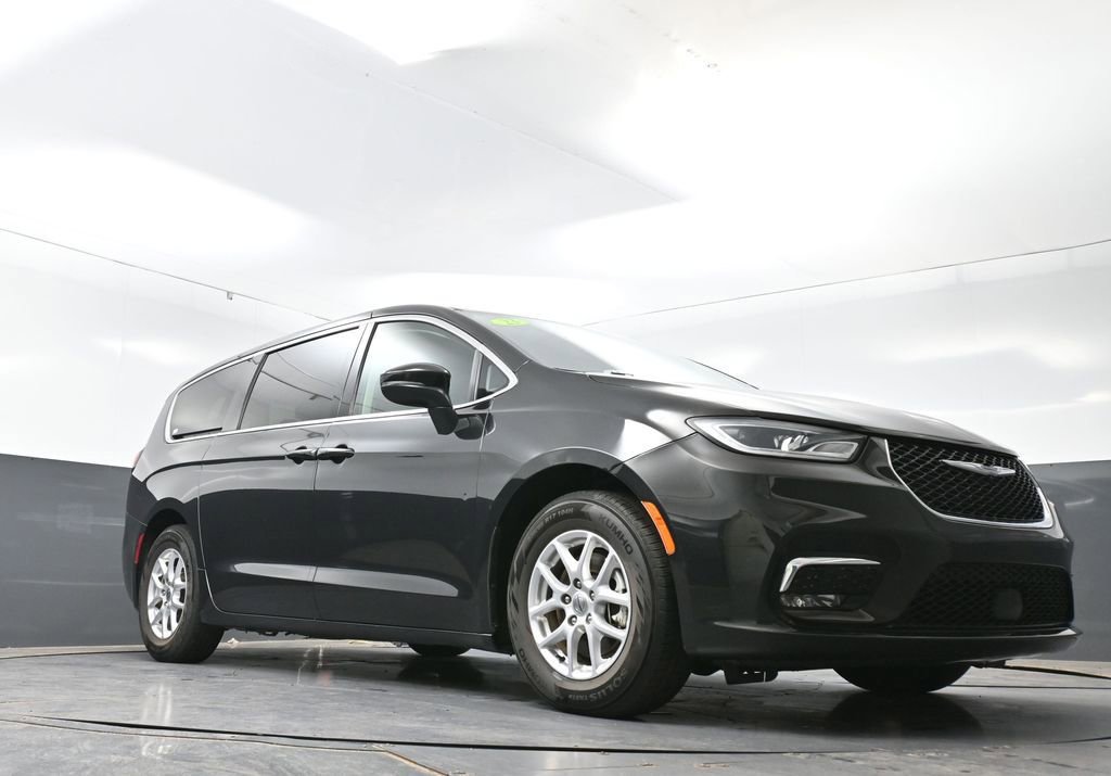 Used 2023 Chrysler Pacifica Touring-L FWD image 53
