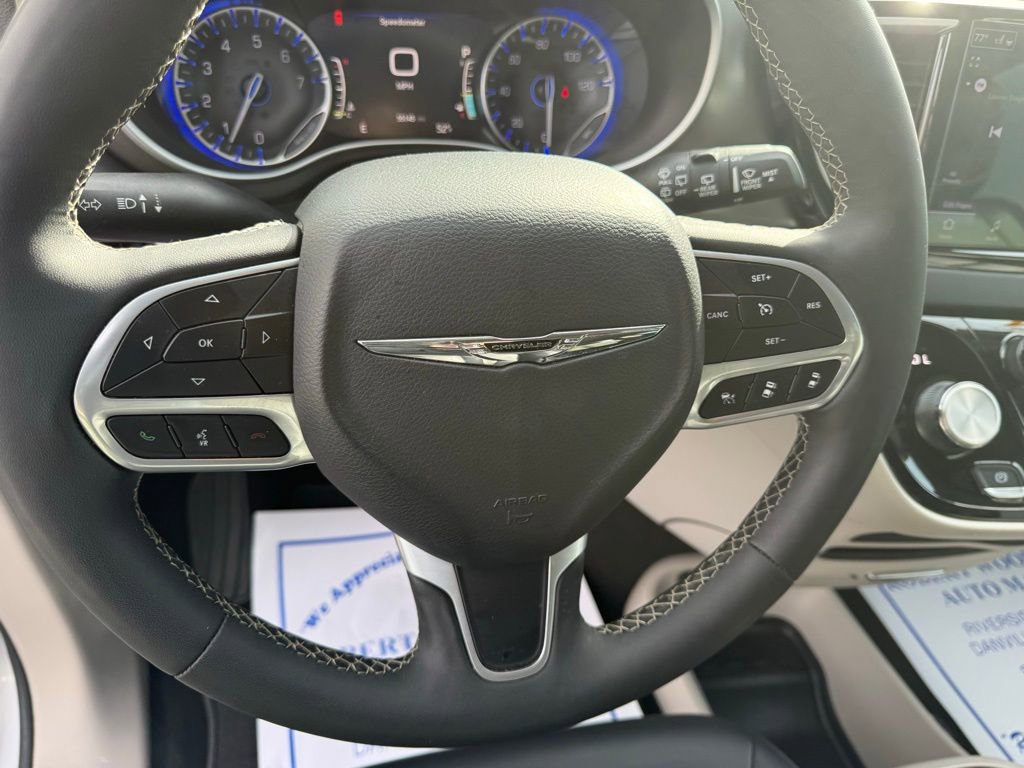 Used 2024 Chrysler Pacifica Touring-L image 21