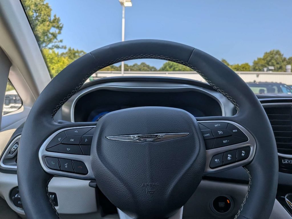 Used 2024 Chrysler Pacifica Touring-L FWD image 27