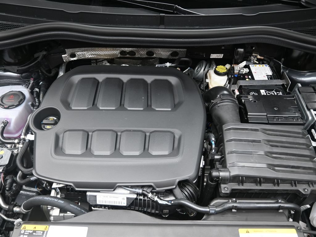Used 2025 Volkswagen Tiguan SE FWD image 32