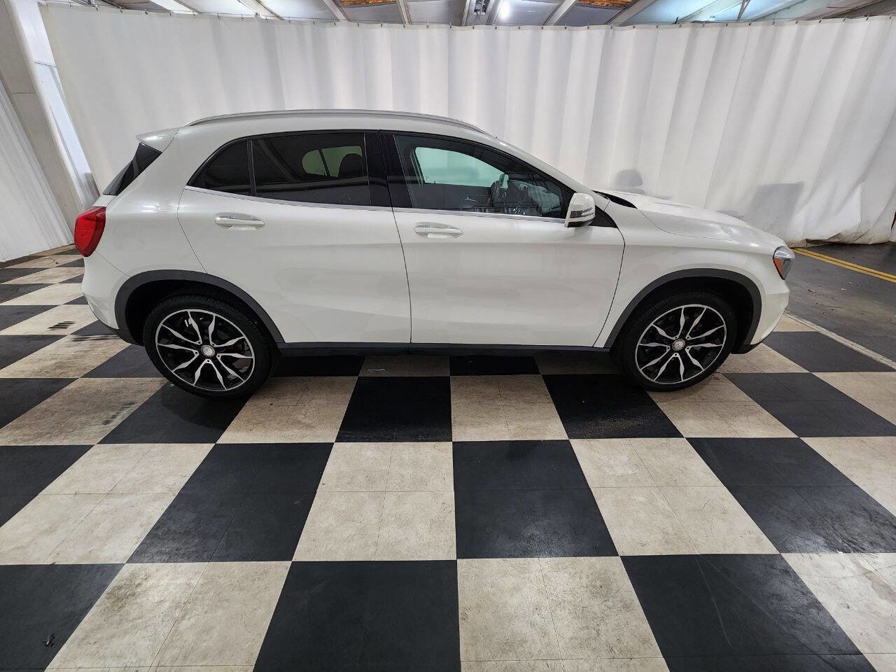 Used 2017 Mercedes-Benz GLA 250 4MATIC w/ Premium Package image 4