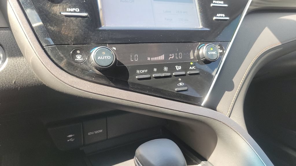 Used 2018 Toyota Camry XLE FWD image 19