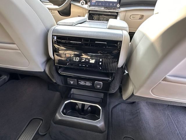 Used 2025 Jeep Wagoneer Series III w/ Premium Group I AWD/4WD image 32
