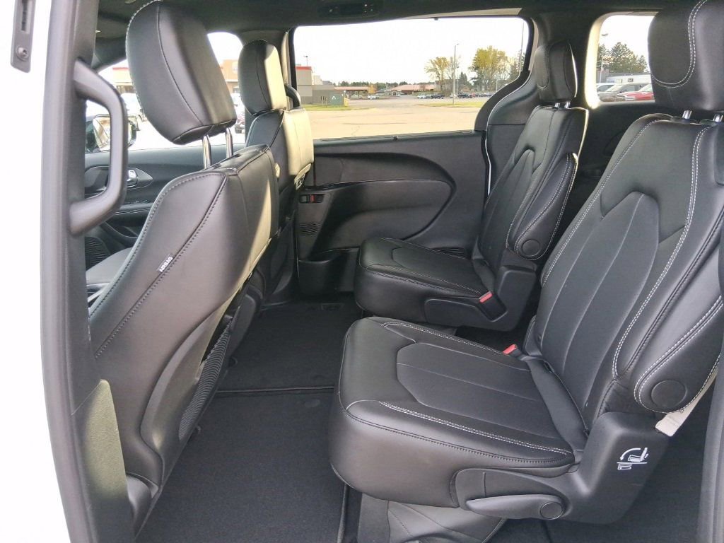 New 2026 Chrysler Pacifica Select image 20