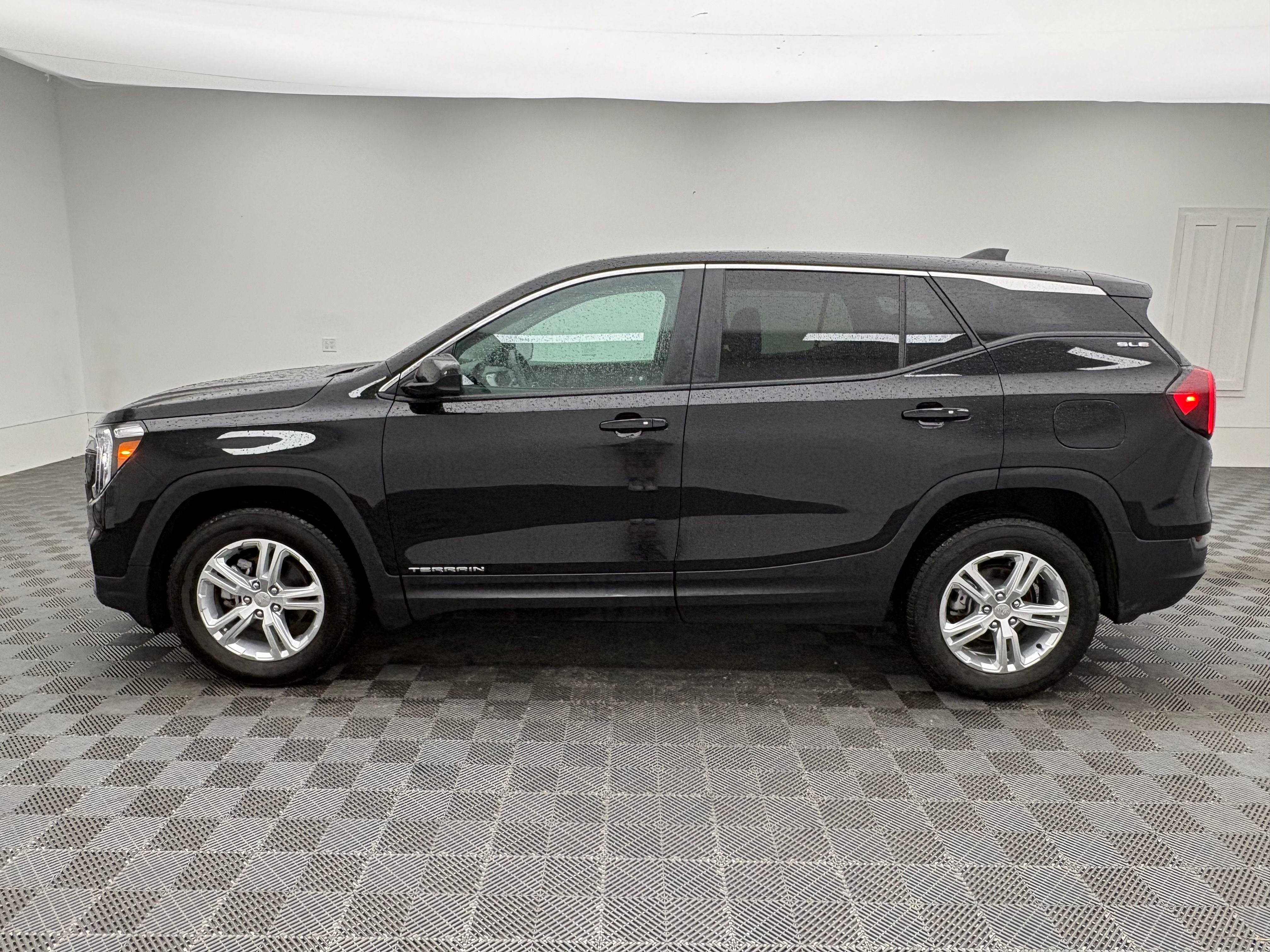 Used 2024 GMC Terrain SLE AWD/4WD image 10
