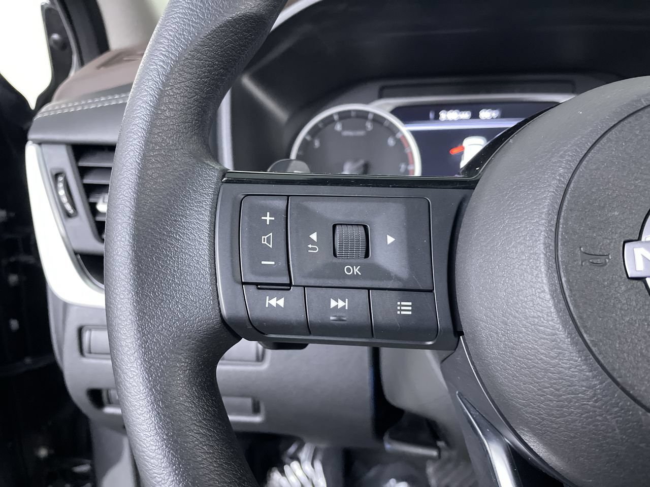 Used 2023 Nissan Rogue SV AWD/4WD image 26