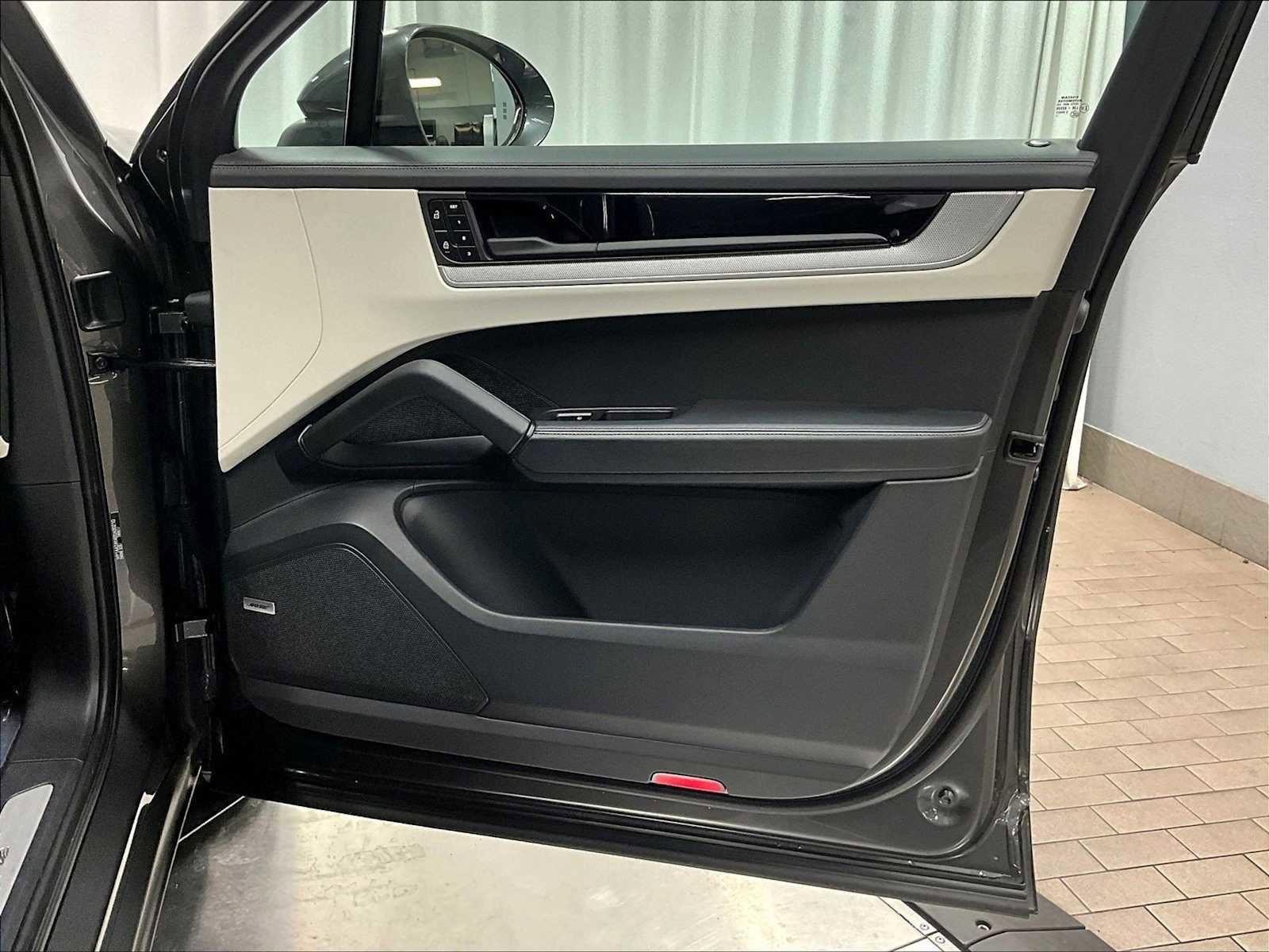 Used 2025 Porsche Cayenne image 28