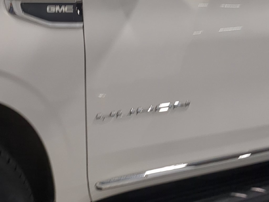 Used 2024 GMC Yukon XL SLT w/ SLT Luxury Package AWD/4WD image 13