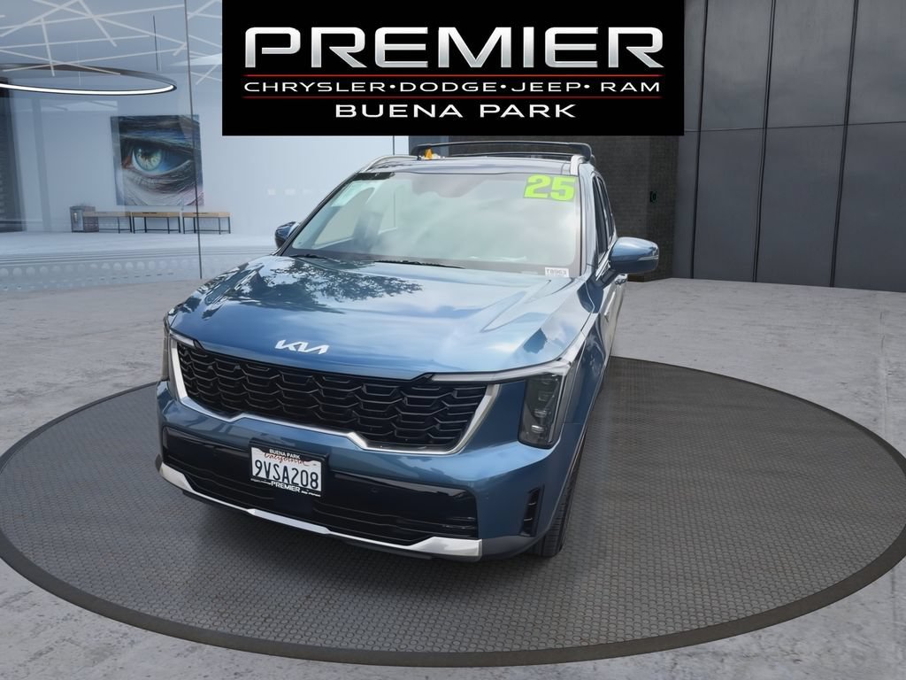 Used 2025 Kia Sorento EX w/ EX Panoramic Sunroof Package FWD image 3