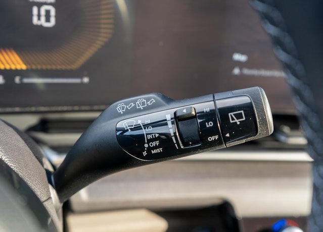 Used 2025 Kia Carnival EX image 33