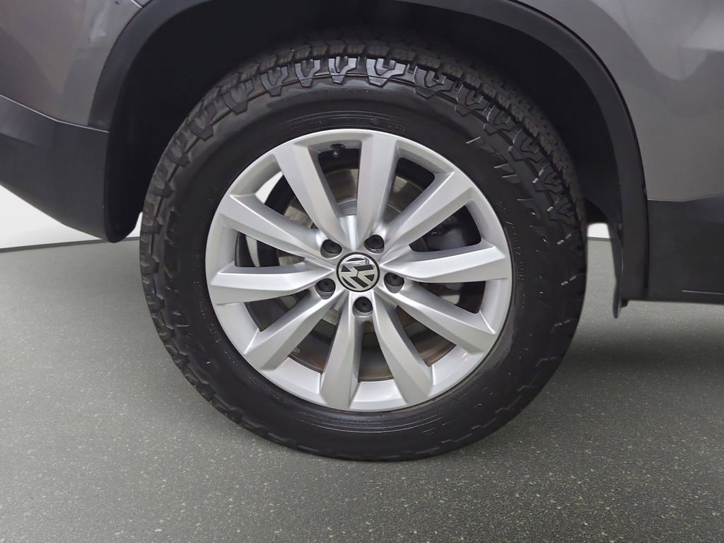 Used 2011 Volkswagen Tiguan SE image 31