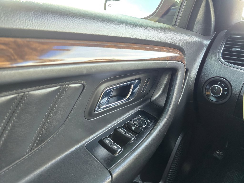 Used 2014 Ford Taurus Limited FWD image 27