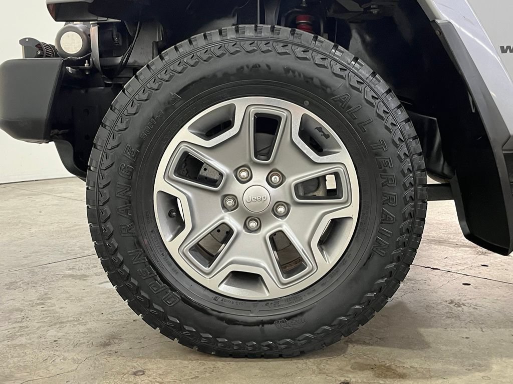 Used 2015 Jeep Wrangler Unlimited Rubicon w/ Connectivity Group AWD/4WD image 16