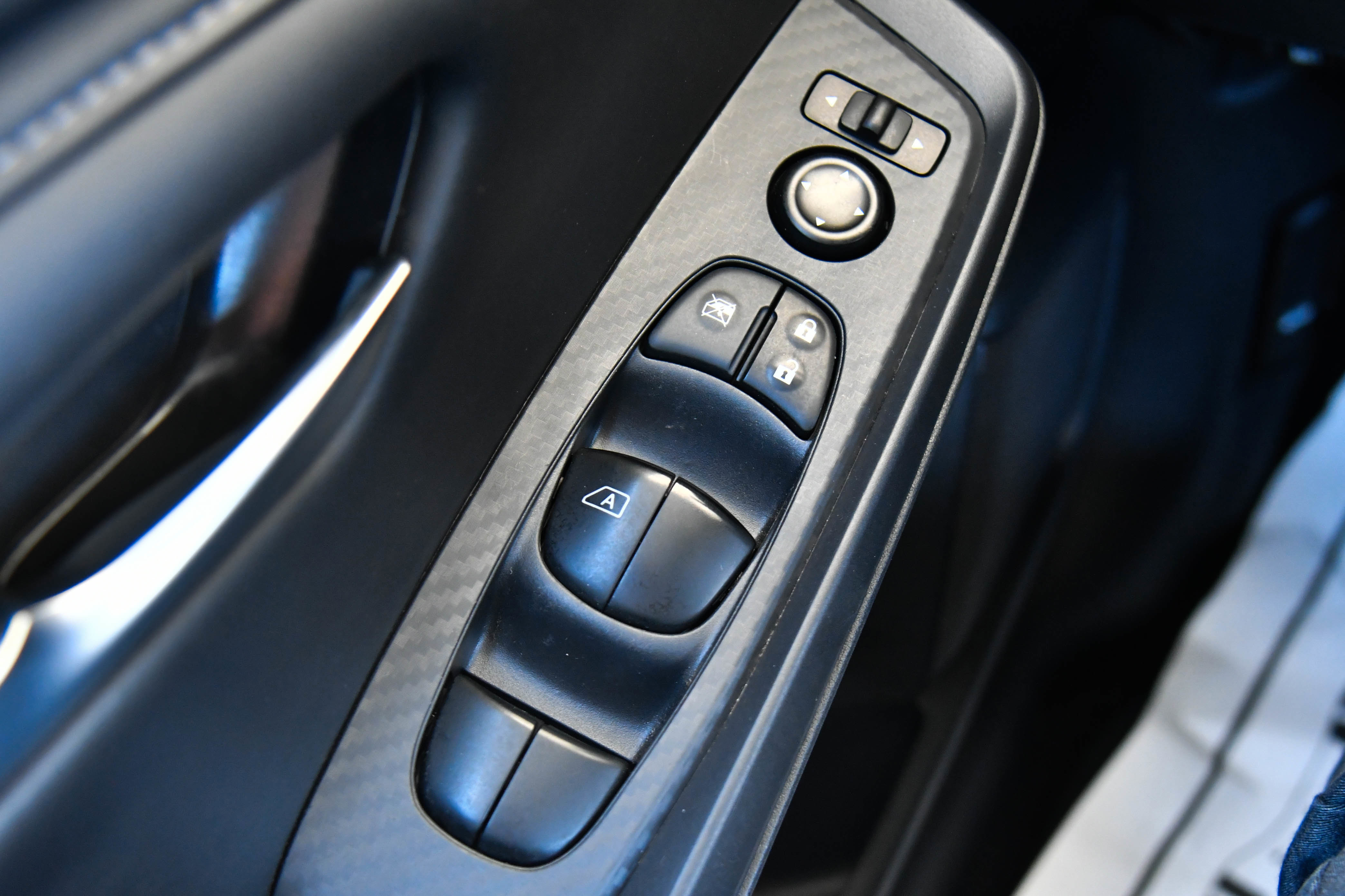 Used 2025 Nissan Sentra SV FWD image 29