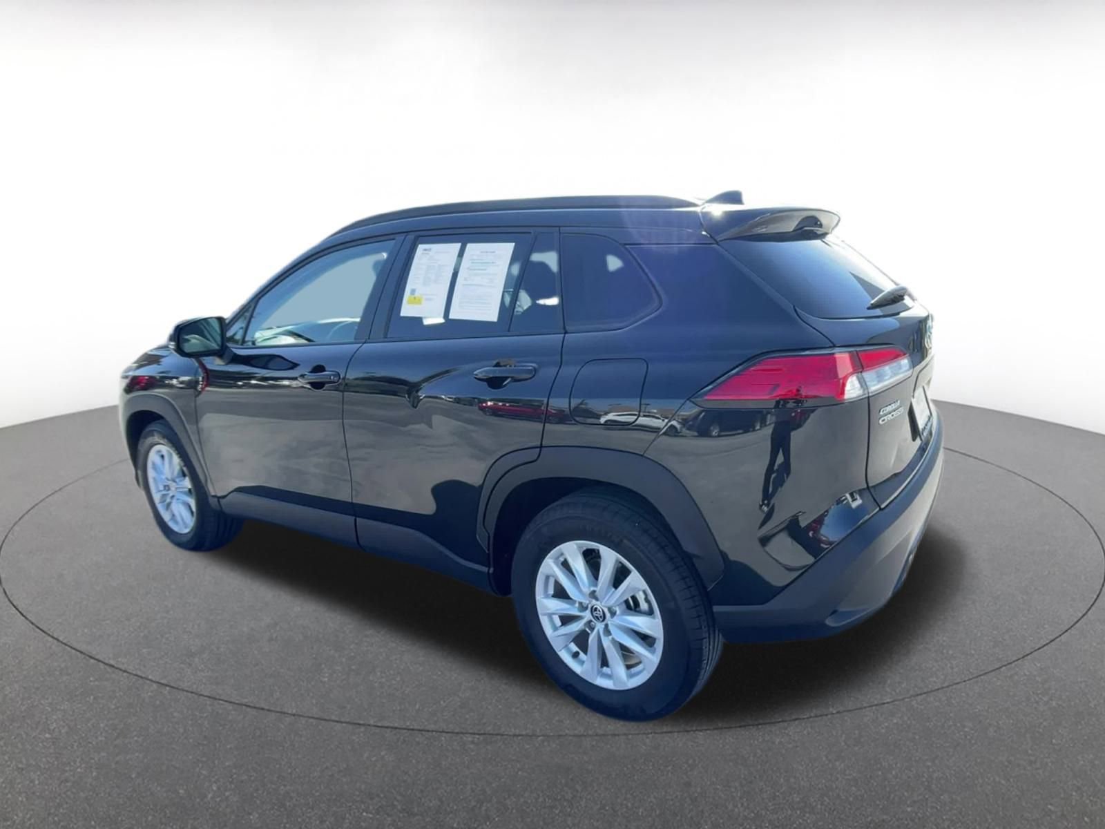 Used 2025 Toyota Corolla Cross LE image 10