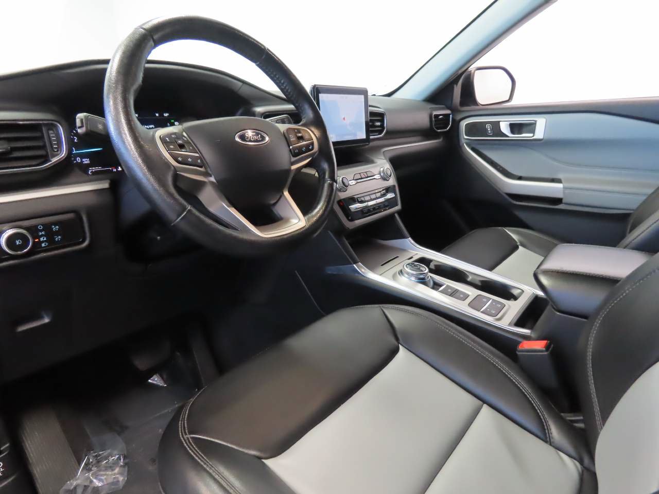 Used 2023 Ford Explorer XLT w/ Equipment Group 202A RWD image 9