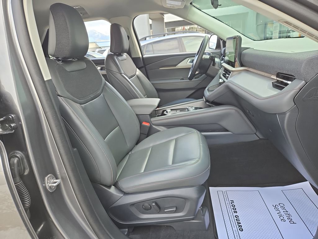 Used 2025 Ford Explorer Active w/ Active Comfort Package AWD/4WD image 18