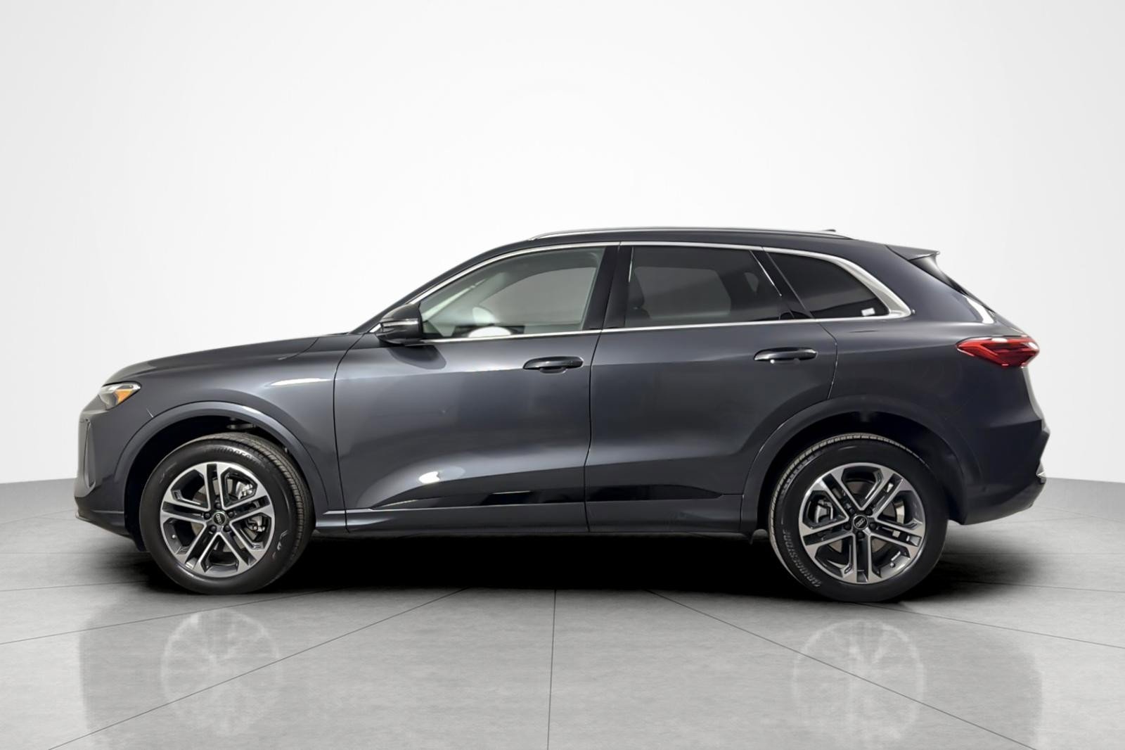 Used 2025 Audi Q5 Premium w/ Convenience Package image 2