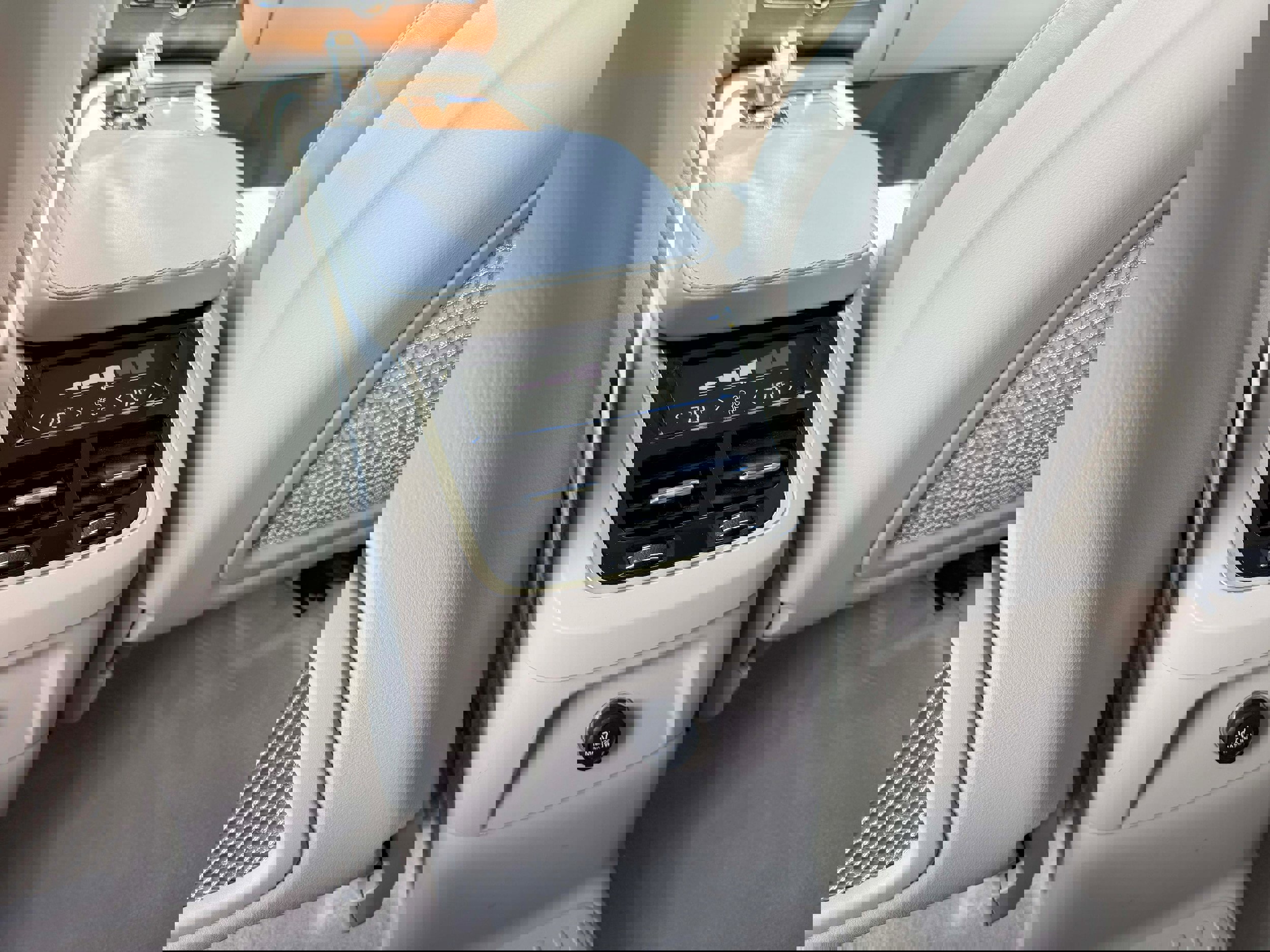 Used 2016 Volvo XC90 T8 Inscription w/ Vision Package image 16