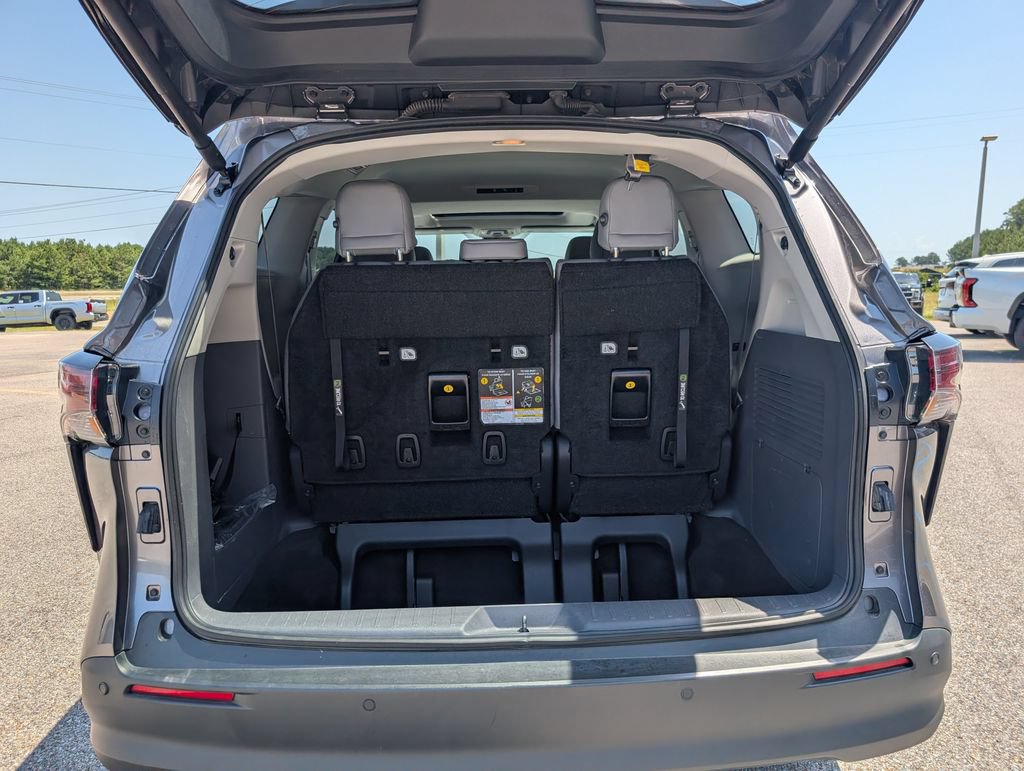 Used 2024 Toyota Sienna XLE FWD image 33