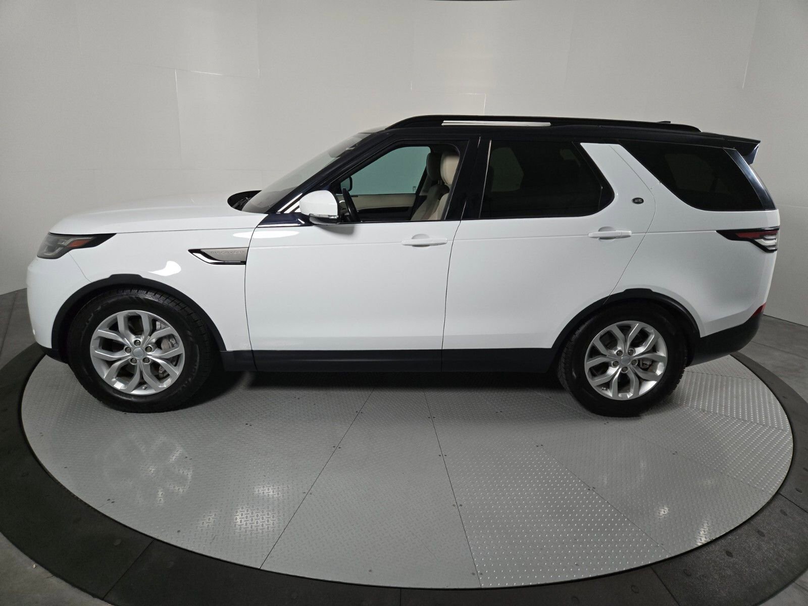 Used 2020 Land Rover Discovery SE AWD/4WD image 31