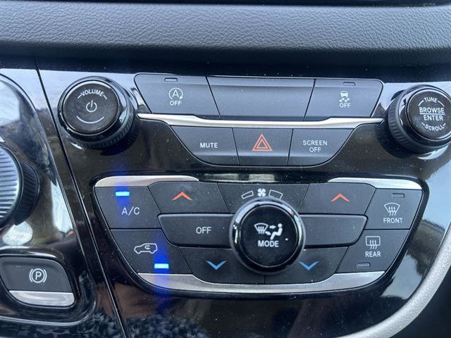 Used 2022 Chrysler Voyager LX FWD image 39