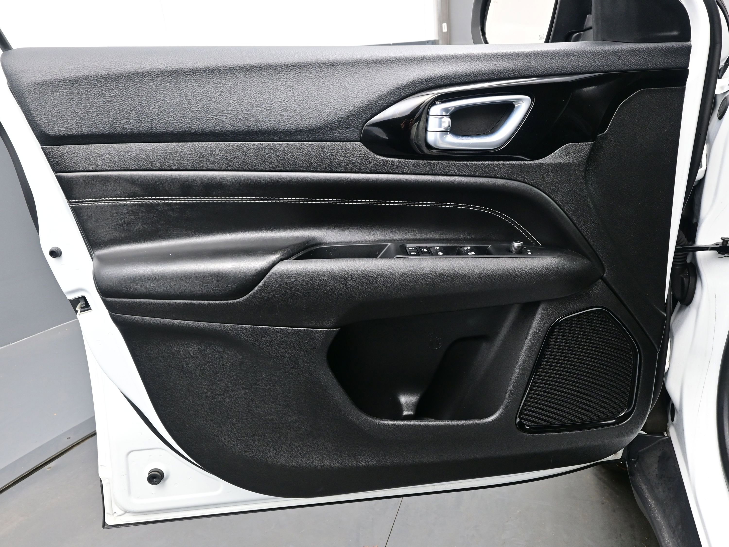 Used 2024 Jeep Compass Latitude w/ Convenience Group image 9