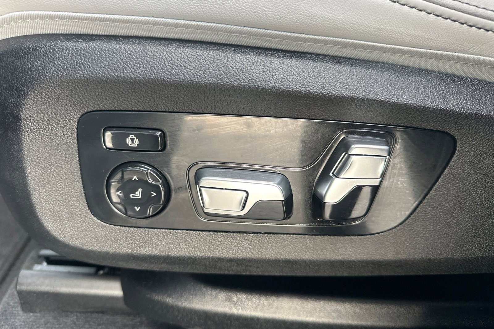 Certified 2023 BMW X5 M50i w/ Executive Package image 14