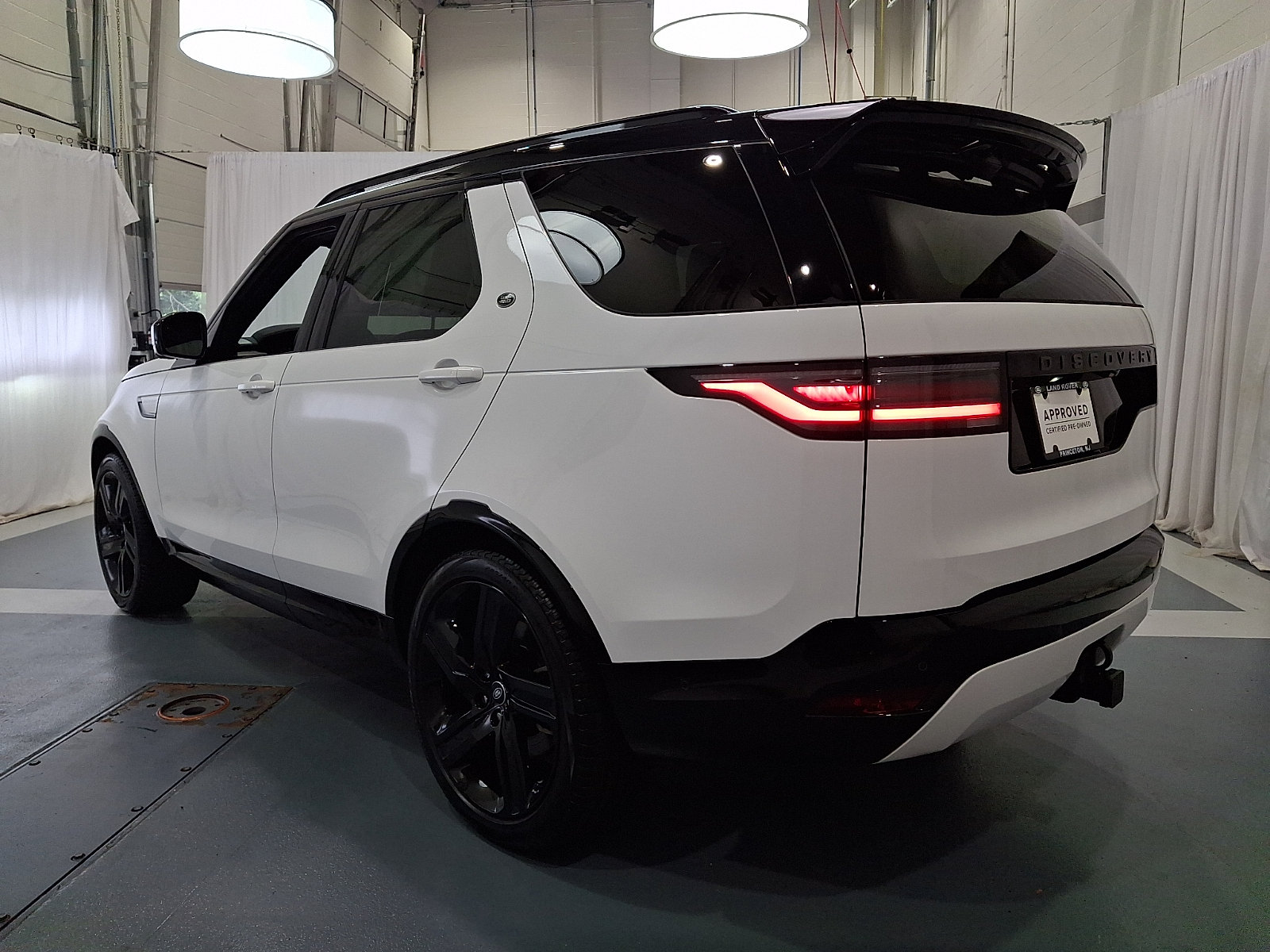 Certified 2025 Land Rover Discovery Dynamic SE AWD/4WD image 6