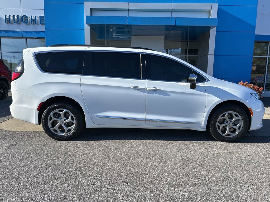 Used 2023 Chrysler Pacifica Limited w/ Uconnect Theater Family Group image 3