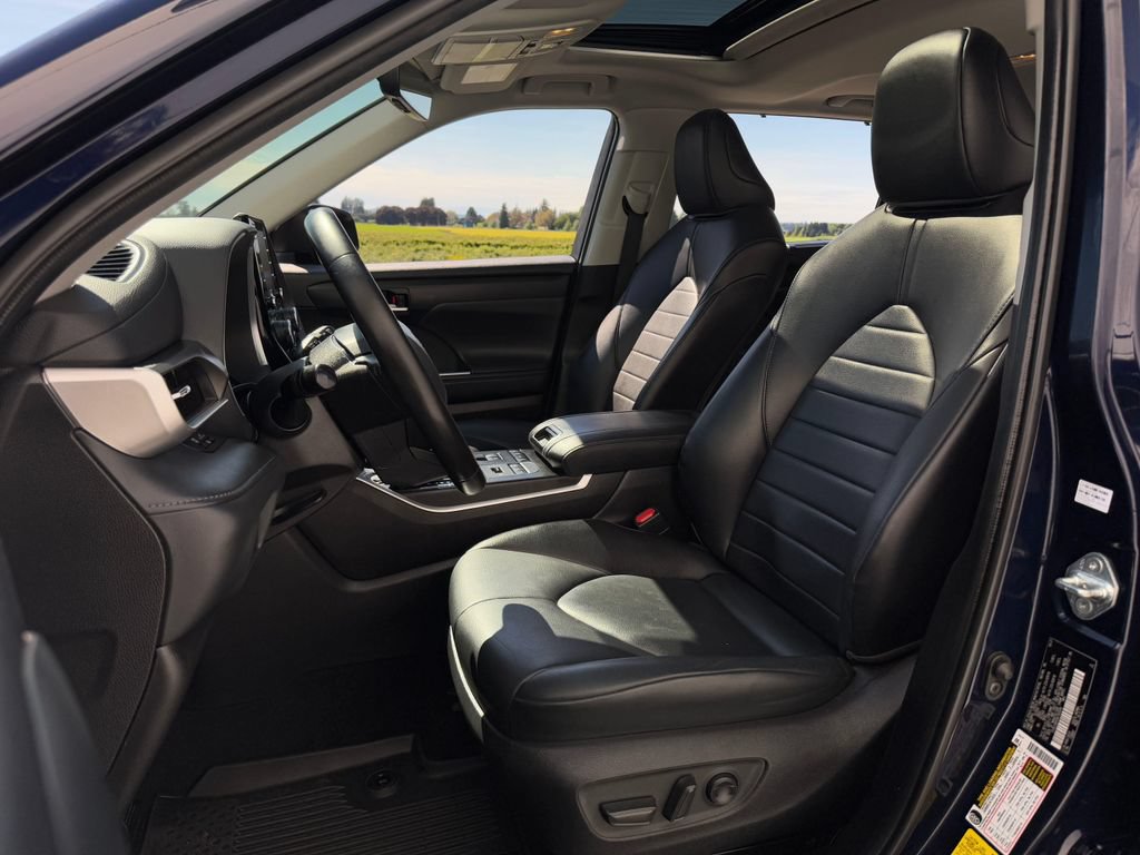Used 2022 Toyota Highlander XLE AWD/4WD image 9
