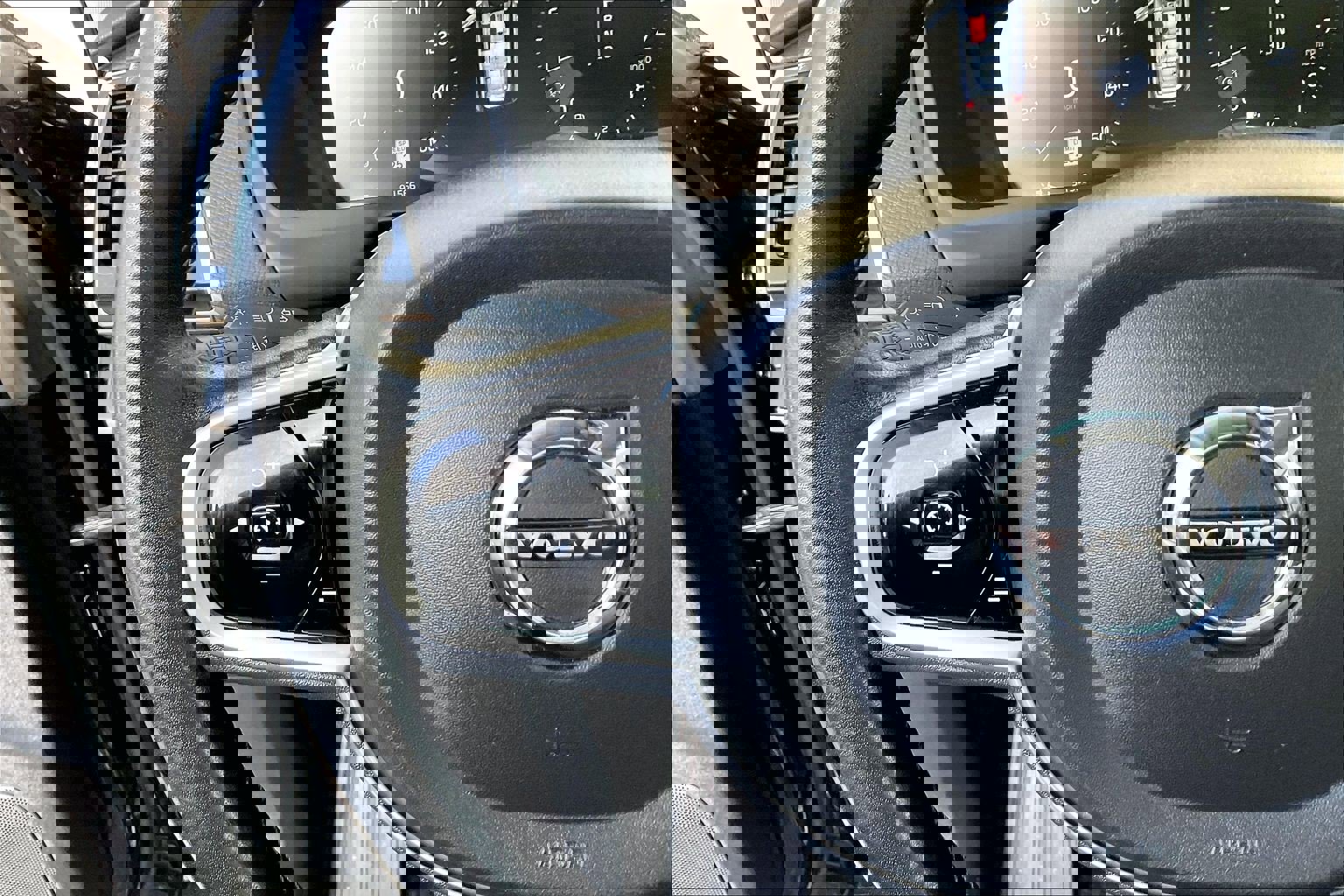 Used 2018 Volvo XC90 T6 Momentum w/ Convenience Package image 18