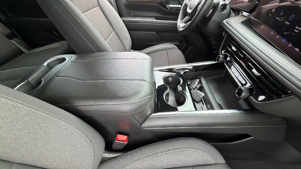 Certified 2025 Chevrolet Suburban LS RWD image 37