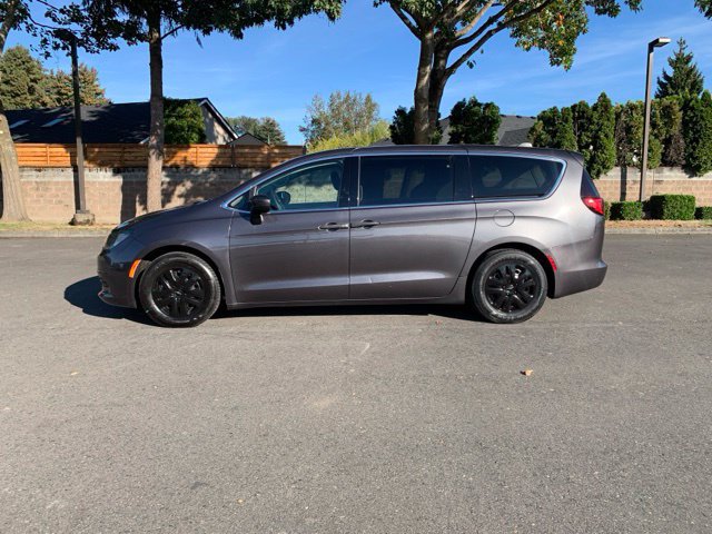 Used 2018 Chrysler Pacifica L FWD image 2