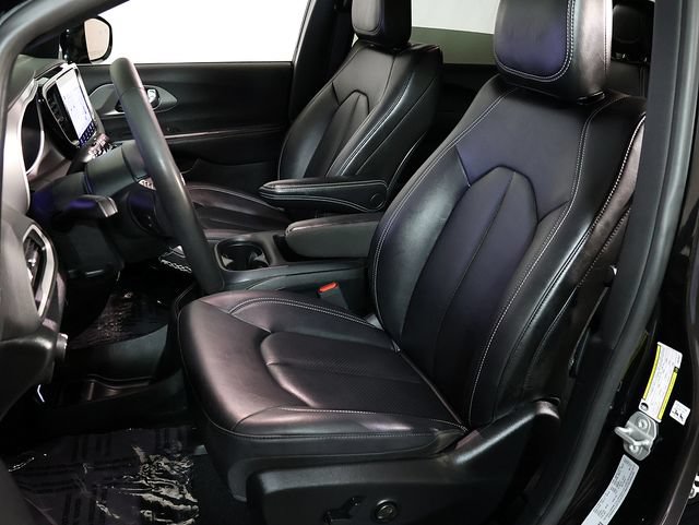 Used 2025 Chrysler Pacifica Select FWD image 4