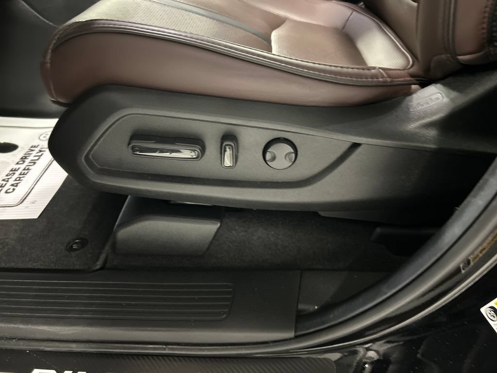 Used 2025 Honda Pilot Elite image 11