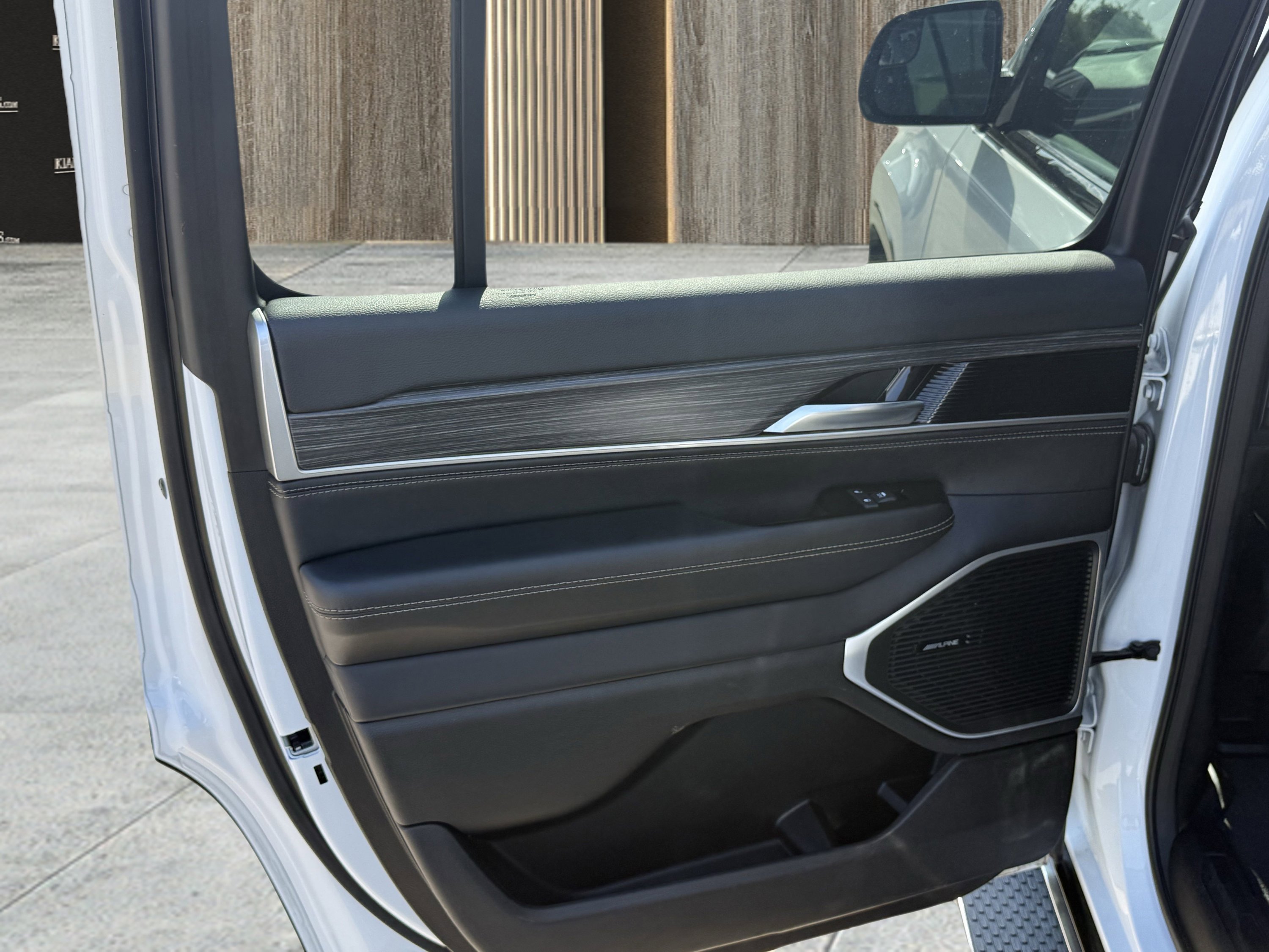 Used 2024 Jeep Wagoneer Series II w/ Flexible Seating Group image 37