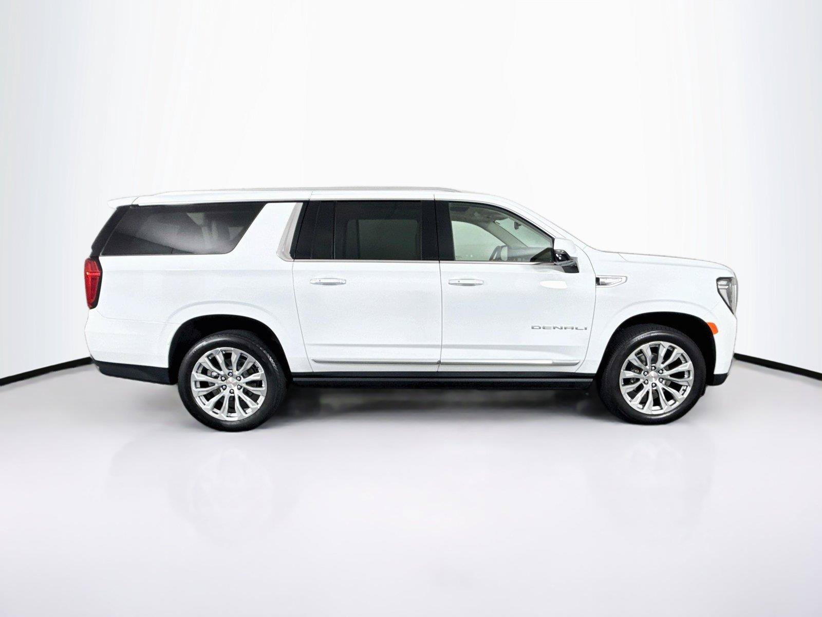 Used 2024 GMC Yukon XL Denali AWD/4WD image 11
