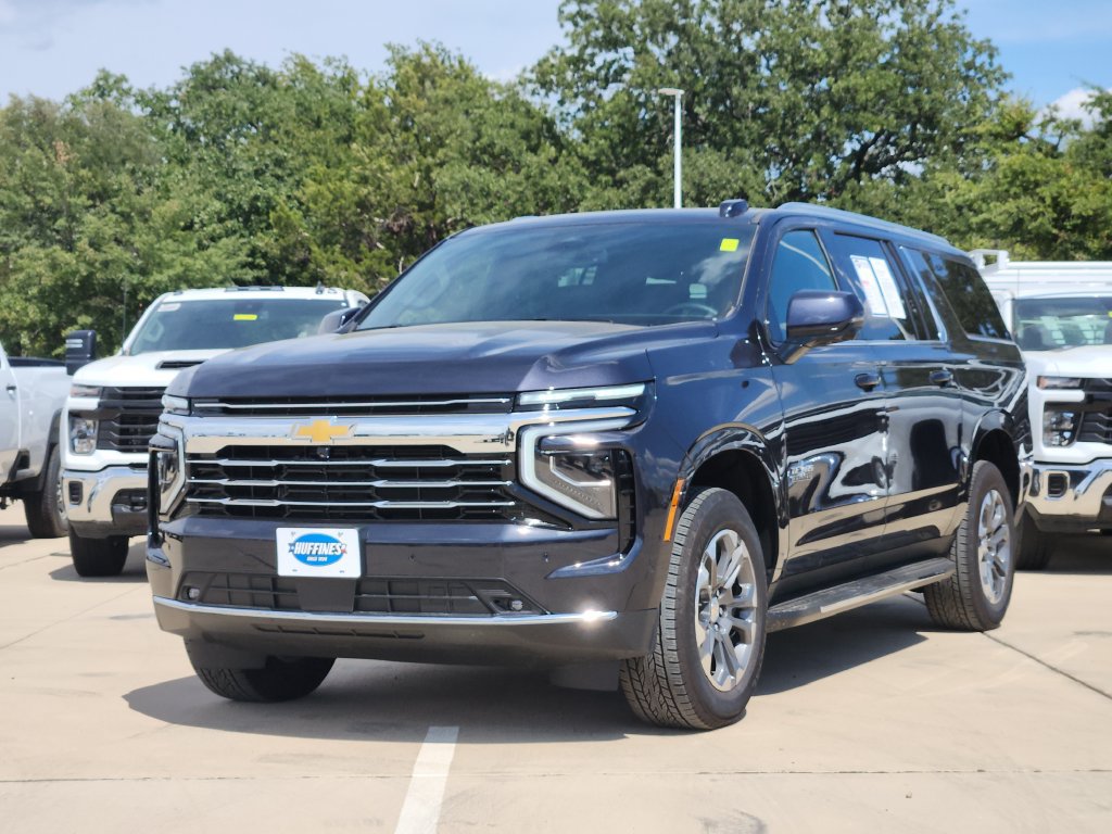 Used 2026 Chevrolet Suburban LT w/ Comfort Package RWD image 3