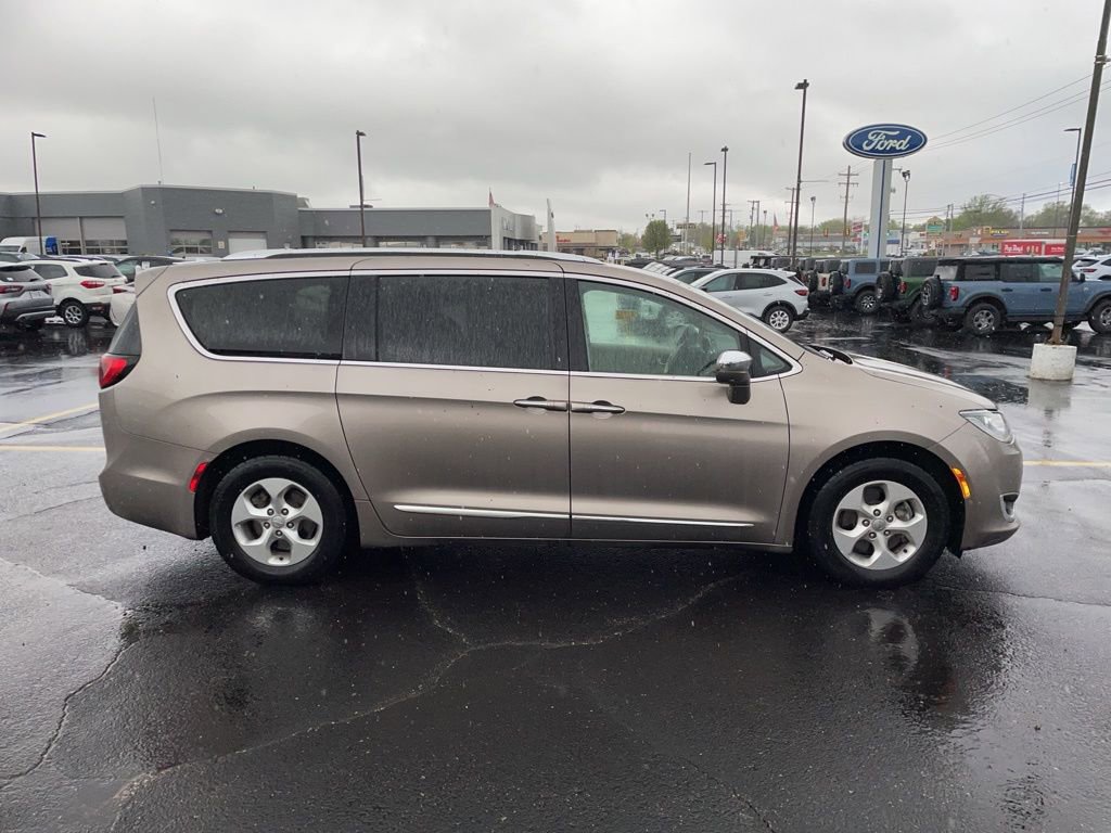 Used 2017 Chrysler Pacifica Platinum FWD image 4